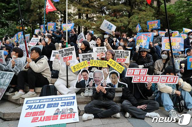 한일역사정의평화행동 구성원들이 6일 오후 서울 세종대로 파이낸스 빌딩 앞에서 기시다 일본 총리의 방한을 앞두고 강제동원, 일본군성노예제 역사왜곡, 후쿠시마 오염수 해양투기, 한미일 군사훈련 등을 규탄하고 있다. 2023.5.6/뉴스1 ⓒ News1 이승배 기자