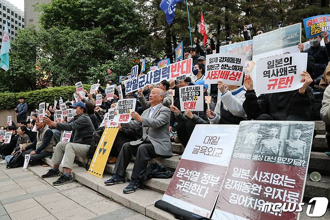 한일역사정의평화행동 구성원들이 6일 오후 서울 세종대로 파이낸스 빌딩 앞에서 기시다 일본 총리의 방한을 앞두고 강제동원, 일본군성노예제 역사왜곡, 후쿠시마 오염수 해양투기, 한미일 군사훈련 등을 규탄하고 있다. 2023.5.6/뉴스1 ⓒ News1 이승배 기자