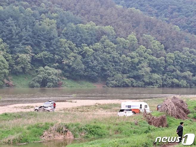 (옥천=뉴스1) 윤원진 기자 = 충북 옥천군 동이면 적하리의 한 강가에서 캠핑하던 가족들이 불어난 물에 고립됐다가 구조됐다.(옥천소방서 제공)2023.5.7/뉴스1