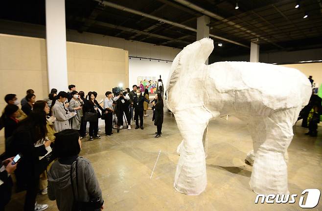 제14회 광주비엔날레 개막을 이틀 앞둔 5일 광주 북구 용봉동 비엔날레전시관에서 열린 프레스오픈에서 언론, 문화 관계자들이 작품을 살펴보고 있다. '물처럼 부드럽고 여리게'를 주제로 한 이번 비엔날레는 7일부터 7월9일까지 광주비엔날레전시관과, 국립광주박물관, 호랑가시 아트폴리곤 등지에서 열린다. 2023.4.5/뉴스1 ⓒ News1 이승현 기자