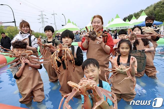 7일 열린 '2023 제1회 동해항 크랩킹 페스타'를 찾은 가족 단위 관광객들이 맨손잡기 체험 등 즐거운 시간을 보내고 있다.(동해시 제공) 2023.5.7/뉴스1