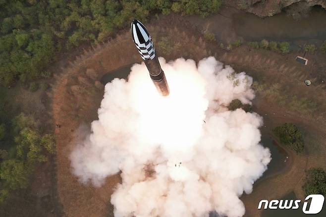 (평양 노동신문=뉴스1) = 북한 대륙간탄도미사일(ICBM) '화성-18형'. [국내에서만 사용가능. 재배포 금지. DB 금지. For Use Only in the Republic of Korea. Redistribution Prohibited] rodongphoto@news1.kr