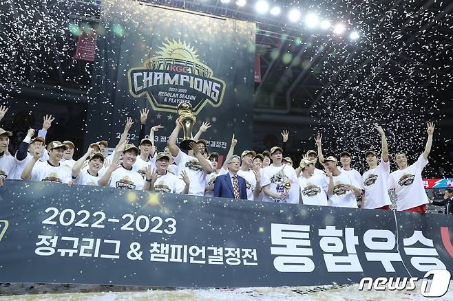 7일 오후 경기도 안양시 동안구 안양실내체육관에서 열린 2022-2023 SKT 에이닷 프로농구 챔피언결정전 7차전 안양 KGC와 서울 SK와의 경기에서 연장 접전 끝에 100대97로 우승을 차지한 안양 KGC 코칭스태프 및 선수들이 트로피를 들어올리고 있다. 2023.5.7/뉴스1 ⓒ News1 이재명 기자