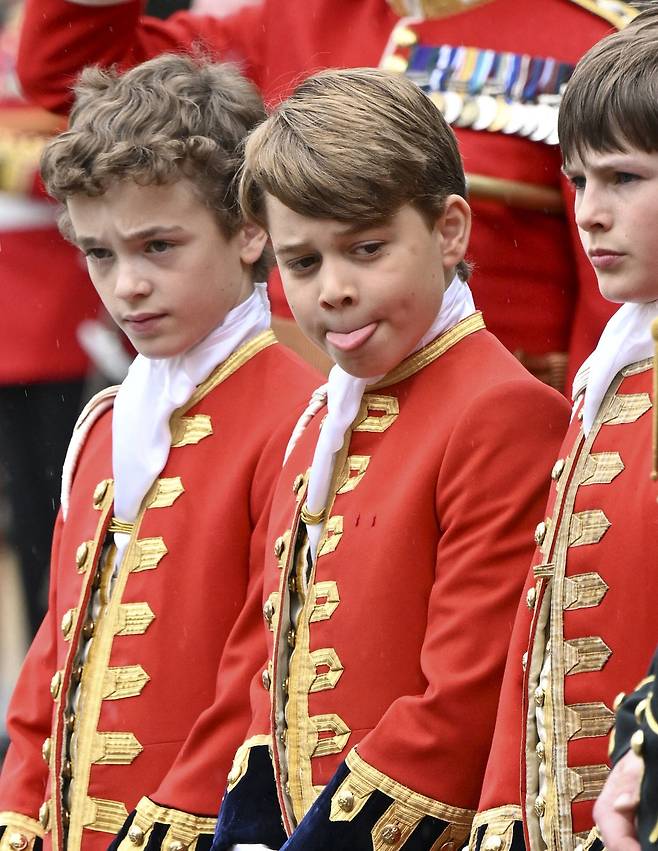 6일(현지시각) 찰스 3세 영국 국왕 대관식에서 명예시동을 맡은 손자 조지 왕자(가운데)가 혀를 내밀어 '메롱'하는 표정을 짓고 있다. 옆에 있는 이들은 카밀라 왕비가 첫번째 결혼에서 낳은 자녀의 손자들이다. /AFP 연합뉴스