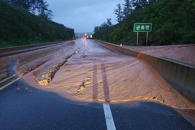 봄비치고는 많은 양의 비가 내린 5일 오전 전남 강진군 군동면 국도 23호선에 토사가 쏟아져 내렸다. /전남소방본부 제공