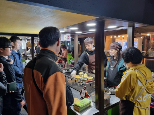 충남 최대 야시장으로 공주산성시장 '밤마실 야시장'이 오는 9월 23일까지 매주 금요일과 토요일에 산성시장 문화공원에서 특화상품 판매와 문화공연 등 즐길 거리 풍성하게 열리고 있어 관광객을 사로잡고 있다. 사진=양한우 기자