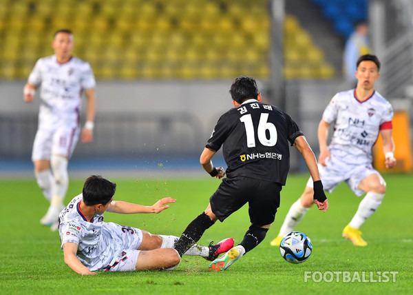 김민준(왼쪽, 김천상무), 김진래(오른쪽, 성남FC). 서형권 기자