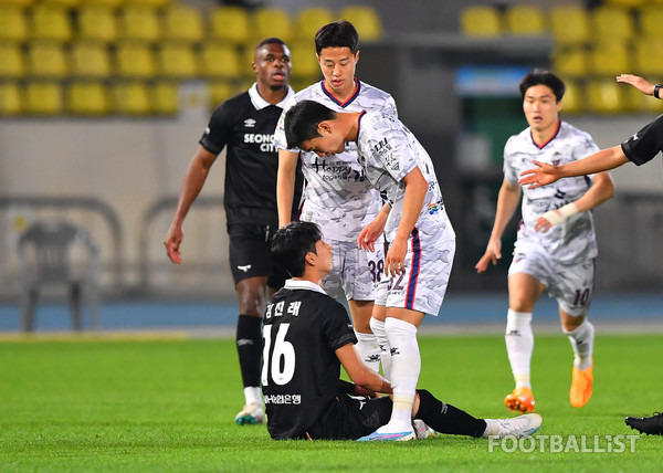 김진래(왼쪽, 성남FC), 김진규(오른쪽, 김천상무). 서형권 기자