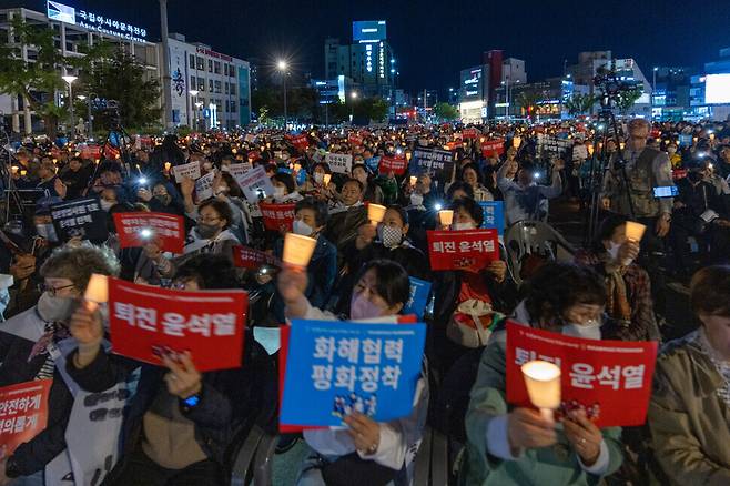 광주 옛 전남도청 앞 민주광장을 가득 메운 기도회 참석자들이 구호를 외치고 있다. 박승화 선임기자 eyeshoot@hani.co.kr