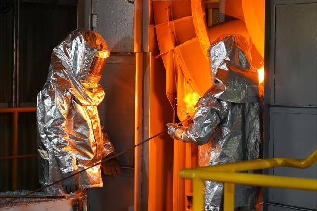 경북 봉화군 석포면 영풍 석포제련소 3공장 내 2차전지 리사이클링 파일럿 공장에서 작업자들이 건식 용융로 앞에서 조업을 하고 있다. 영풍 제공