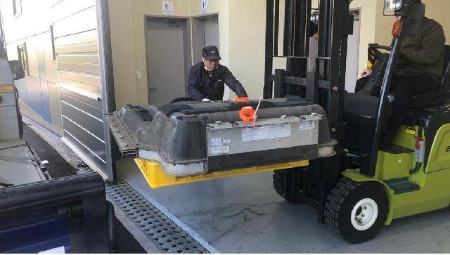 전기차 폐배터리가 재활용을 위해 운반되는 모습. 한국일보 자료사진