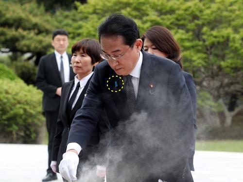 7일 오후 서울 동작구 국립서울현충원에서 방한 일정을 시작한 기시다 후미오 일본 총리가 분향을 하고 있다. 기시다 총리의 양복 옷깃 오른 편에 '블루 리본' 배지가 달려 있다. 사진공동취재단