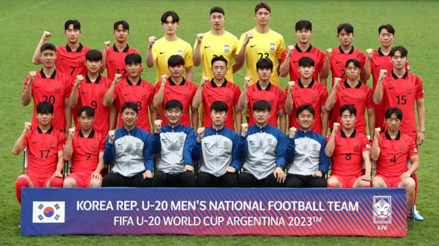 김은중(앞줄 왼쪽 다섯 번째) 감독이 이끄는 20세 이하(U-20) 축구대표팀이 7일 경기 파주 국가대표트레이닝센터(NFC)에서 파이팅을 외치고 있다. 파주=뉴스1