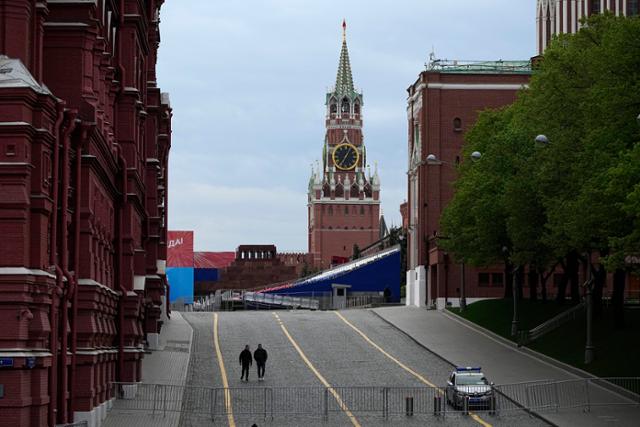 지난 3일 러시아 수도 모스크바의 붉은 광장이 오는 9일 열리는 전승절 열병식 준비로 폐쇄돼 있다. 모스크바=AP 연합뉴스