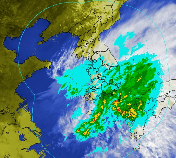 7일 오후 2시 20분 현재 한국 중남부와 일본 사이 바다로 비구름대가 통과하고 있는 모습. 사진 기상청