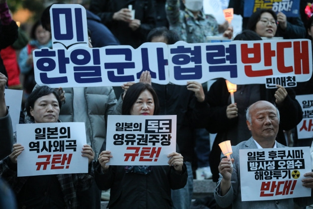 한일역사정의평화행동 구성원들이 지난 6일 서울 세종대로 파이낸스 빌딩 앞에서 기시다 일본 총리의 방한을 앞두고 강제동원, 일본군성노예제 역사왜곡, 후쿠시마 오염수 해양투기, 한미일 군사훈련 등을 항의하고 있다.  /뉴스1