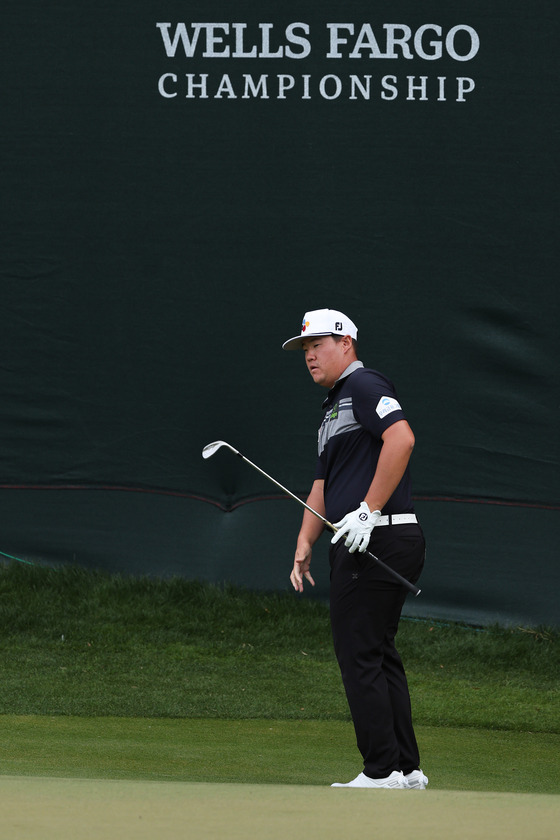 Im Sung-jae chips to the 15th green during the second round of the Wells Fargo Championship at Quail Hollow Country Club on Friday in Charlotte, North Carolina.  [GETTY IMAGES]