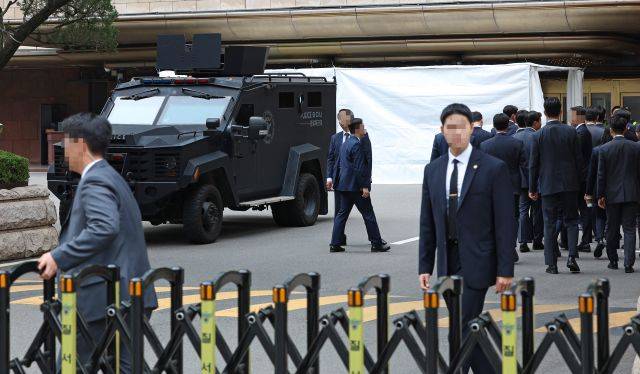 기시다 후미오 일본 총리가 숙박할 예정인 서울 중구 롯데호텔 앞에 7일 오전 장갑차가 배치돼 있다. 연합뉴스