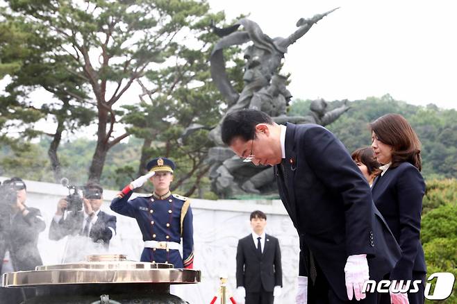 7일 한일 정상회담을 위해 한국에 도착한 기시다 후미오 일본 총리가 부인 기시다 유코 여사와 함께 서울 동작구 국립현충원을 찾아 참배하고 있다. 2023.05.07.  ⓒ 로이터=뉴스1  /사진=뉴스1