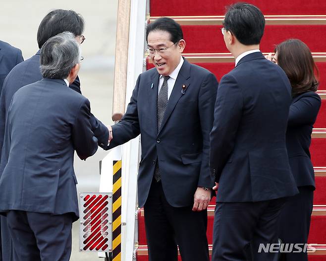 [성남=뉴시스] 김진아 기자 = 한일 정상회담을 위해 기시다 후미오 일본 총리와 부인 기시다 유코 여사가 7일 경기도 성남 서울공항을 통해 입국, 환영객들과 인사하고 있다. 2023.05.07. bluesoda@newsis.com