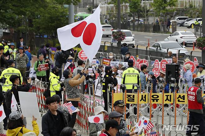 [서울=뉴시스] 최동준 기자 = 한미일동맹강화국민운동본부, 평화와통일을여는사람들이 7일 서울 용산구 전쟁기념관 앞에서 각각 기시다 후미오 일본 총리 방한 환영 및 규탄 기자회견을 하고 있다. 2023.05.07. photocdj@newsis.com