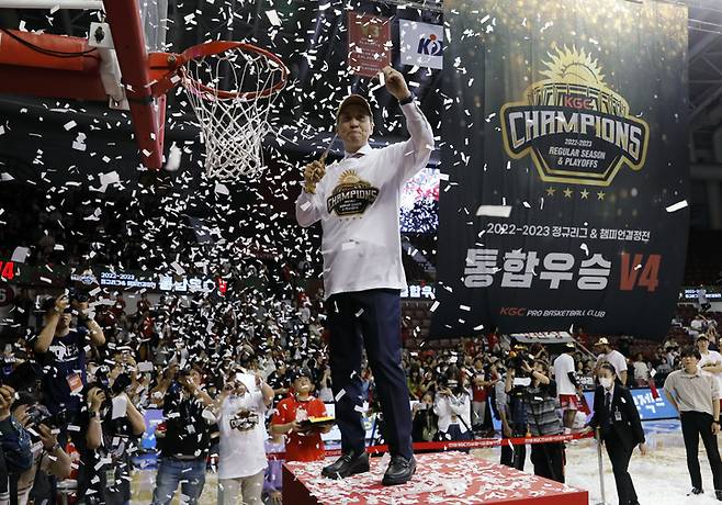 [안양=뉴시스] 고승민 기자 = 7일 경기 안양체육관에서 열린 2022-2023 KBL 챔피언결정전 안양KGC 대 서울SK 7차전 경기, 연장 끝 100대97로 서울을 꺾고 통합우승을 차지한 안양 구성원들이 자축하고 있다. 김상식 감독이 골망을 자르는 퍼포먼스 후 포즈를 취하고 있다. 2023.05.07. kkssmm99@newsis.com