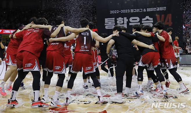 [안양=뉴시스] 고승민 기자 = 7일 경기 안양체육관에서 열린 2022-2023 KBL 챔피언결정전 안양KGC 대 서울SK 7차전 경기, 연장 끝 100대97로 서울을 꺾고 통합우승을 차지한 안양 선수들이 자축하고 있다. 2023.05.07. kkssmm99@newsis.com