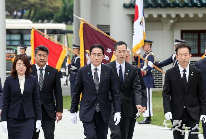 기시다 후미오(岸田文雄) 일본 총리가 7일 방한 첫 일정으로 서울 동작구 국립서울현충원을 참배했다. 기시다 총리 내외가 헌화 분향을 위해 이동하고 있다. 사진공동취재단 사진공동취재단