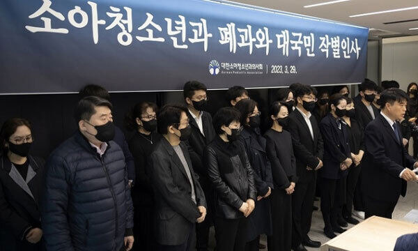 지난 3월 29일 서울 용산구 대한의사협회 회관에서 열린 ‘소아청소년과 폐과와 대국민 작별인사’ 기자회견에서 임현택 대한소아청소년과의사회 회장이 발언을 하고 있다. 연합뉴스