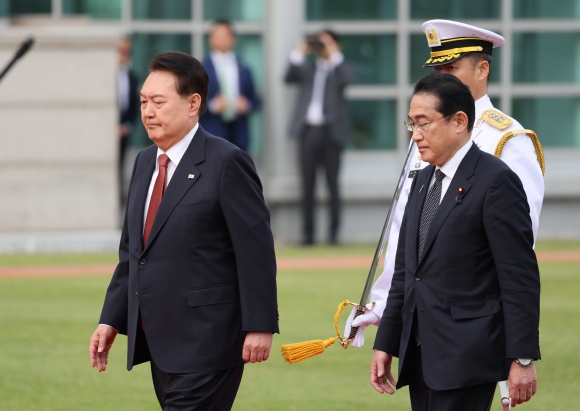 의장대 사열하는 한일 정상 - 윤석열 대통령이 1박2일 일정으로 한국을 방문한 기시다 후미오 일본 총리와 7일 서울 용산 대통령실에서 열린 공식 환영식에서 의장대를 사열하고 있다. 2023.5.7  연합뉴스