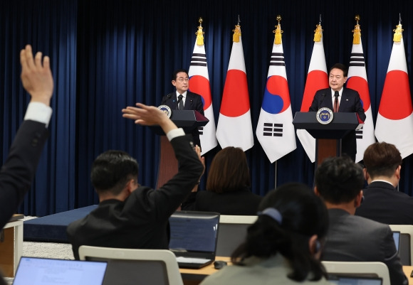 취재진 질문받는 한일 정상 - 윤석열 대통령과 한국을 찾은 기시다 후미오 일본 총리가 7일 서울 용산 대통령실 청사에서 열린 공동 기자회견에서 취재진의 질문을 받고 있다. 2023.5.7  연합뉴스