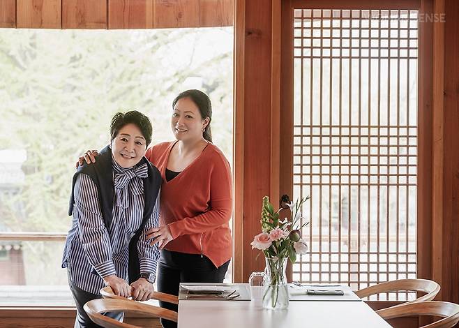 서로에게 의지가 되는 가장 가까운 가족인 김윤영 대표와 김민지 셰프.