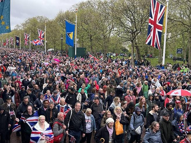 버킹엄궁 앞 '더 몰'에 나온 대관식 관람객들 [촬영 최윤정]