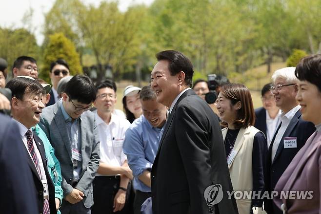 출입기자단과 대화하는 윤석열 대통령 (서울=연합뉴스) 진성철 기자 = 윤석열 대통령이 2일 서울 용산 대통령실 청사 앞 야외 정원인 '파인그라스'에서 출입 기자단과 오찬 간담회를 하며 대화하고 있다. 2023.5.2 [대통령실 제공. 재판매 및 DB 금지] zjin@yna.co.kr