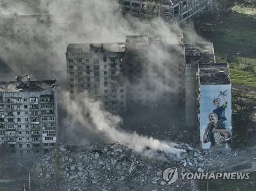 우크라 바흐무트의 파괴된 건물서 피어오르는 연기 [AP 연합뉴스 자료사진. 재판매 및 DB 금지]