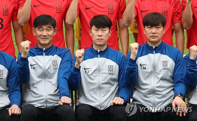 파이팅 외치는 김은중 감독 (파주=연합뉴스) 김인철 기자 = 7일 오후 경기도 파주 축구국가대표트레이닝센터(NFC)에서 국제축구연맹(FIFA) 20세 이하(U-20) 아르헨티나 월드컵을 앞두고 열린 미디어데이에서 김은중 감독(가운데)과 코치진이 파이팅을 외치고 있다. 2023.5.7 yatoya@yna.co.kr