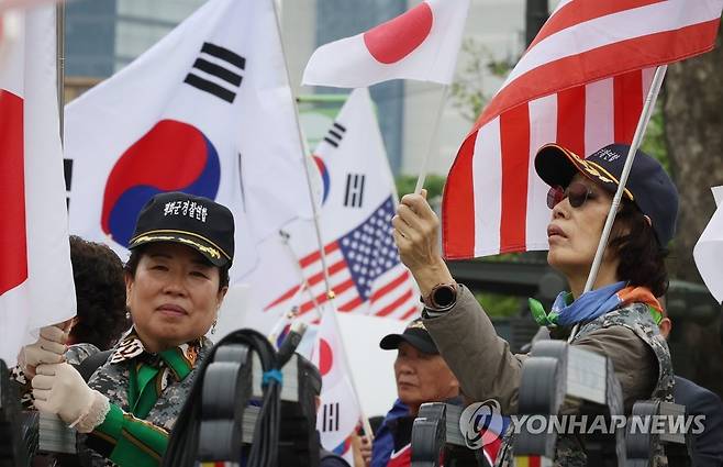 '기시다 환영' (서울=연합뉴스) 신준희 기자 = 한국을 방문한 기시다 후미오 일본 총리와 윤석열 대통령의 정상회담이 열리고 있는 7일 오후 용산 대통령실 앞.
    한미일동맹강화국민운동본부 등 보수단체 회원들이 기시다 총리를 환영하며 일장기를 흔들고 있다. 2023.5.7 hama@yna.co.kr