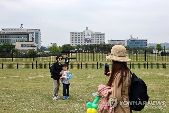 어린이날 앞두고 어린이정원 찾은 어린이 (서울=연합뉴스) 윤동진 기자 = 4일 오후 어린이날을 하루 앞두고 개방된 용산어린이정원에서 한 가족이 사진을 찍고 있다. 2023.5.4 mon@yna.co.kr