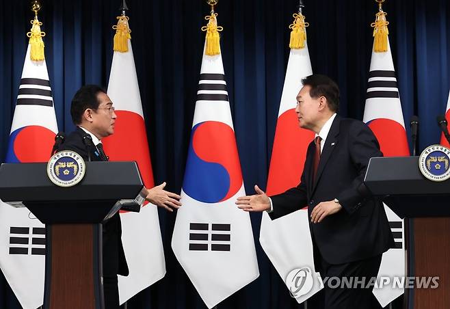 악수하는 한일 정상 (서울=연합뉴스) 임헌정 기자 = 윤석열 대통령과 1박2일 일정으로 한국을 찾은 기시다 후미오 일본 총리가 7일 서울 용산 대통령실 청사에서 열린 공동 기자회견이 끝난 뒤 악수하고 있다. 2023.5.7 kane@yna.co.kr