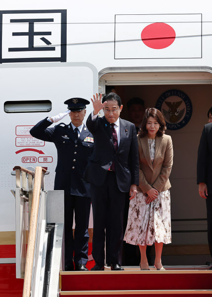 방한 일정을 마친 기시다 후미오 일본 총리가 8일 성남 서울공항에서 전용기에 올라 손을 흔들고 있다. (사진=연합뉴스)