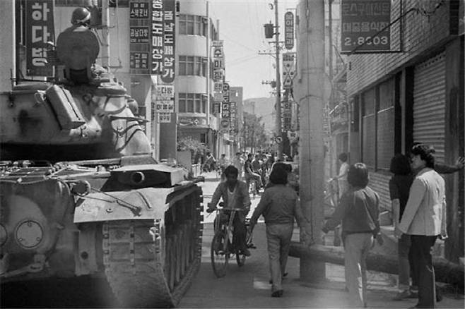 한국일보가 공개한 5·18민주화운동 당시 미공개 사진. 5·18 당시 광주 동구 금남로 한 골목에 계엄군의 탱크가 들어오고 있는 모습. (사진=뉴스1)