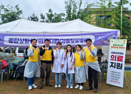 5일 경남 김해시 율하 모산공원에서 열린 ‘김해 꿈나무 어린이날 큰잔치’에서 의료지원에 나선 갑을장유병원 임직원들. (사진=KBI그룹)