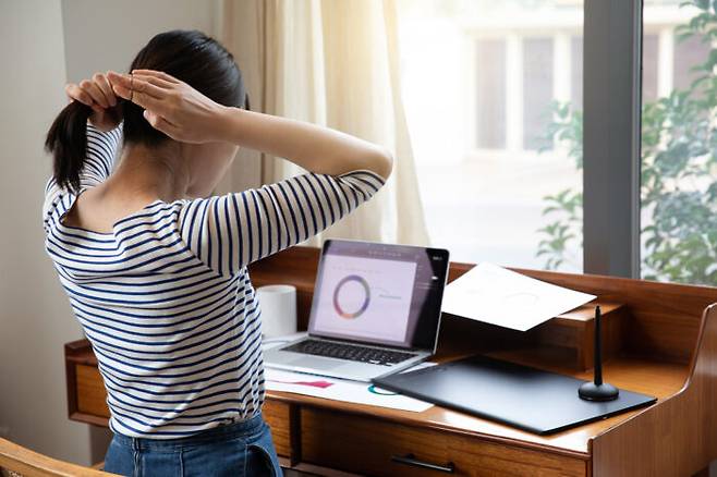 엉덩이를 의자에 붙이고 오래 앉아 있을수록 우리 몸의 건강상태는 지속적으로 나빠지고 다양한 질병에 노출되기 쉽다. [사진=클립아트코리아]