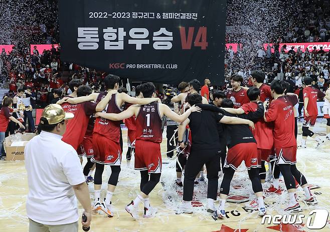 7일 오후 경기도 안양시 동안구 안양실내체육관에서 열린 2022-2023 SKT 에이닷 프로농구 챔피언결정전 7차전 안양 KGC와 서울 SK와의 경기에서 연장 접전 끝에 100대97로 우승을 차지한 안양 KGC 선수들이 기쁨을 함께 나누고 있다. 2023.5.7/뉴스1 ⓒ News1 이재명 기자