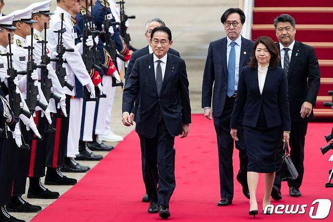 기시다 후미오(岸田文雄) 일본 총리 내외가 7일 경기 성남시 서울공항에 도착해 이동하고 있다.  2023.5.7/뉴스1 ⓒ News1 유승관 기자