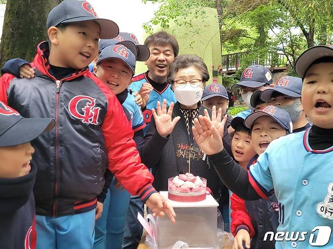 최동원기념사업회는 어버이날을 하루 앞둔 지난 7일 故최동원 선수의 어머니 김정자씨를 위한 효도 잔치를 열고, 지역 어르신들을 모셔 소머리국밥을 대접했다.(최동원기념사업회 제공)