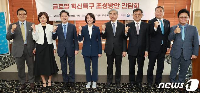 이영 중소벤처기업부 장관이 8일 서울 중구 한국프레스센터에서 열린 글로벌 혁신 특구 조성방안 간담회에서 기념 촬영하고 있다. 왼쪽부터 정륜 UL코리아 대표, 배경은 사노피 코리아 대표 겸 주한유럽상공회의소 헬스케어 위원장, 김후곤 변호사, 이 장관, 윤동섭 연세의료원장, 김무환 포스텍 총장, 성상엽 벤처기업협회장, 구태언 변호사. (중소벤처기업부 제공) 2023.5.8/뉴스1