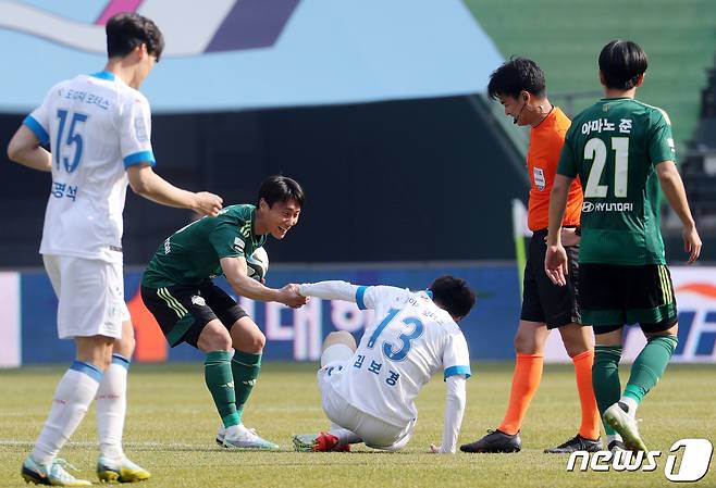 올 시즌 초반 실망스러운 성적을 보이고 있는 전북 현대와 수원 삼성. /뉴스1 ⓒ News1 유경석 기자