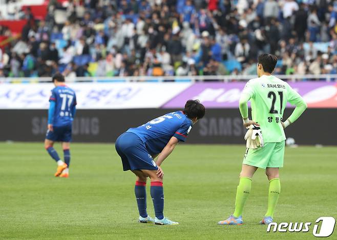 30일 오후 경기 수원시 팔달구 수원월드컵경기장에서 열린 프로축구 ‘하나원큐 K리그1 2023' 10라운드 수원 삼성 블루윙즈와 대구FC의 경기에서 0대1로 패배한 수원 선수들이 그라운드에 있다. 이번 경기도 패한 수원은 10경기 째 무승을 기록하며 리그 최하위를 유지했다. 2023.4.30/뉴스1 ⓒ News1 김영운 기자