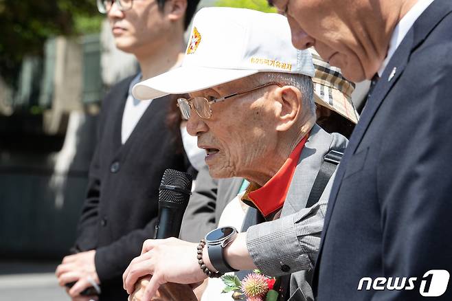 한국전쟁 때 북한에 억류됐다가 탈북한 국군포로 김성태 씨가 8일 서울 서초구 중앙지법 앞에서 기자회견을 열고 북한 상대 손해배상 2차 소송 승소 소감을 밝히고 있다. 서울중앙지법 민사212단독 심학식 판사는 8일 국군포로 김성태 씨(93) 등 3명이 북한과 김정은 국무위원장을 상대로 낸 손해배상 소송에서 "피고는 원고들에게 각 5000만 원씩 지급하라＂고 판결했다. 2023.5.8/뉴스1 ⓒ News1 유승관 기자